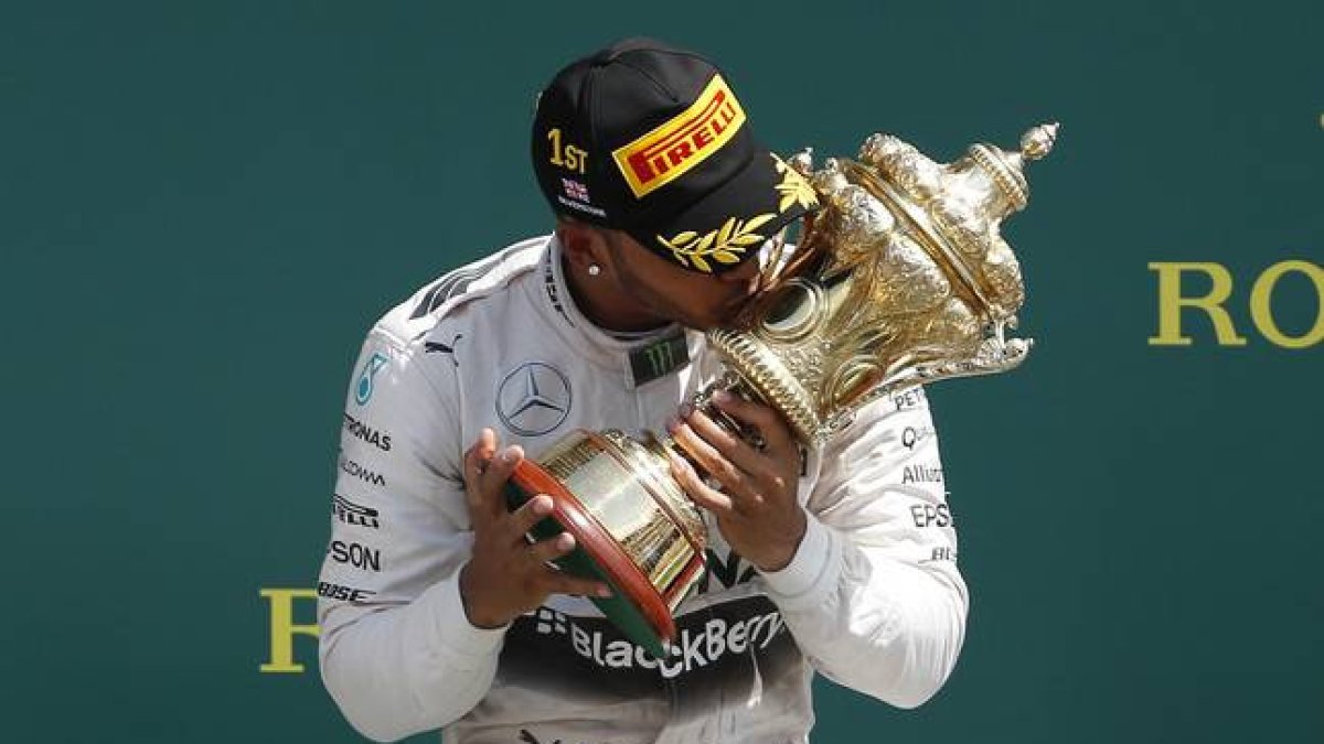 Hamilton besando la copa de la victoria en el GP de Inglaterra.-Foto: REUTERS