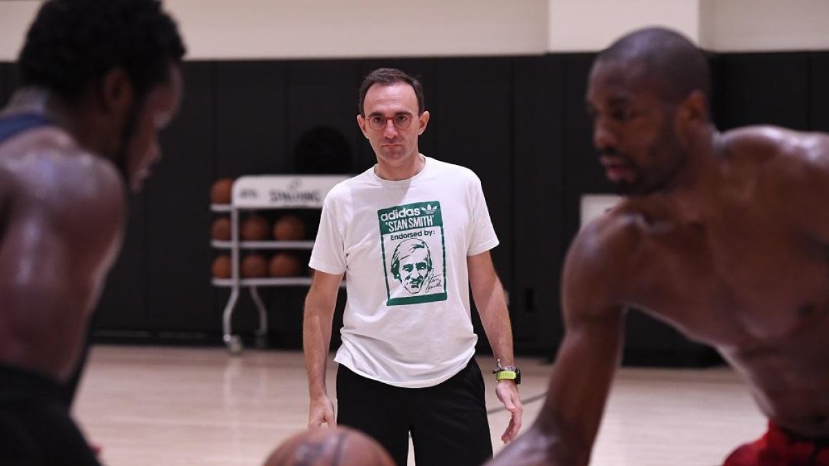 El vallisoletano Hugo López, en un entrenamiento de los Toronto Raptors con Serge Ibaka (derecha).-EL MUNDO