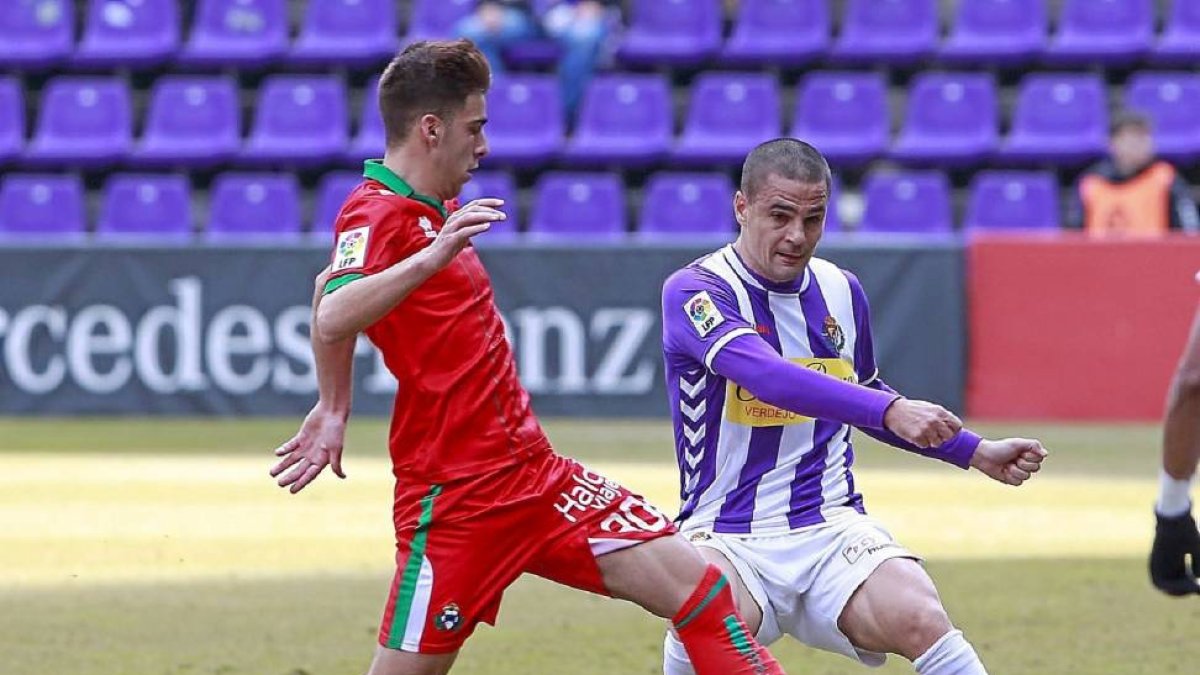 Peña sale al cruce ante la internada de Pastrana en el partido contra el Alcorcón-J.M.Lostau
