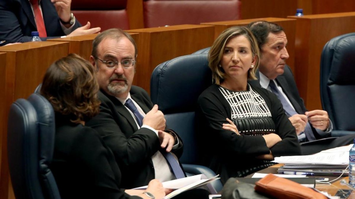 Los consejeros de Educación y de Familia, Fernando Rey y Alicia García, durante el Pleno de las Cortes de Castilla y León-ICAL