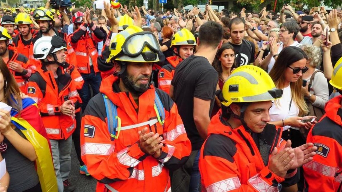 Bomberos de la Generalitat durante el paro general del 3 de octubre.-/ XAVIER JUBIERRE