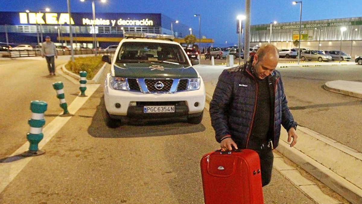 El propietario de la maleta la retira del aparcamiento tras la alarma generada.-J. M. LOSTAU