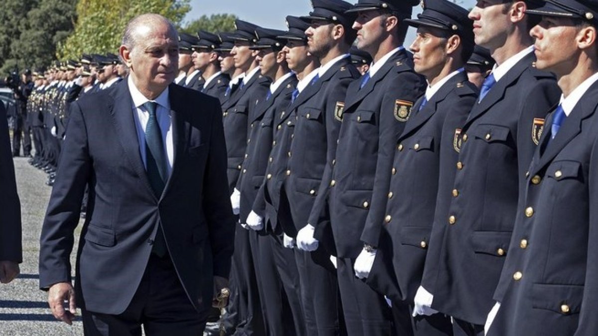 El ministro del Interior en funciones, Jorge Fernandez Diaz, en la Escuela Nacional de Policia.-EFE