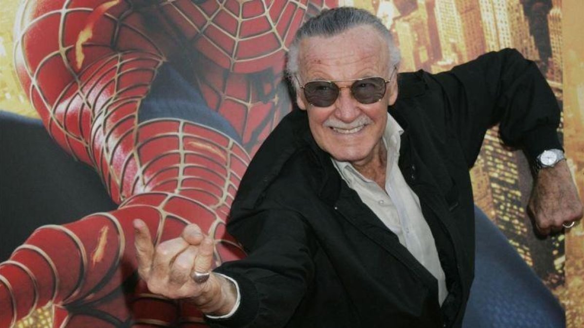 Stan Lee haciendo el famoso gestos de una de sus creaciones, Spiderman-FRED PROUSER (REUTERS)