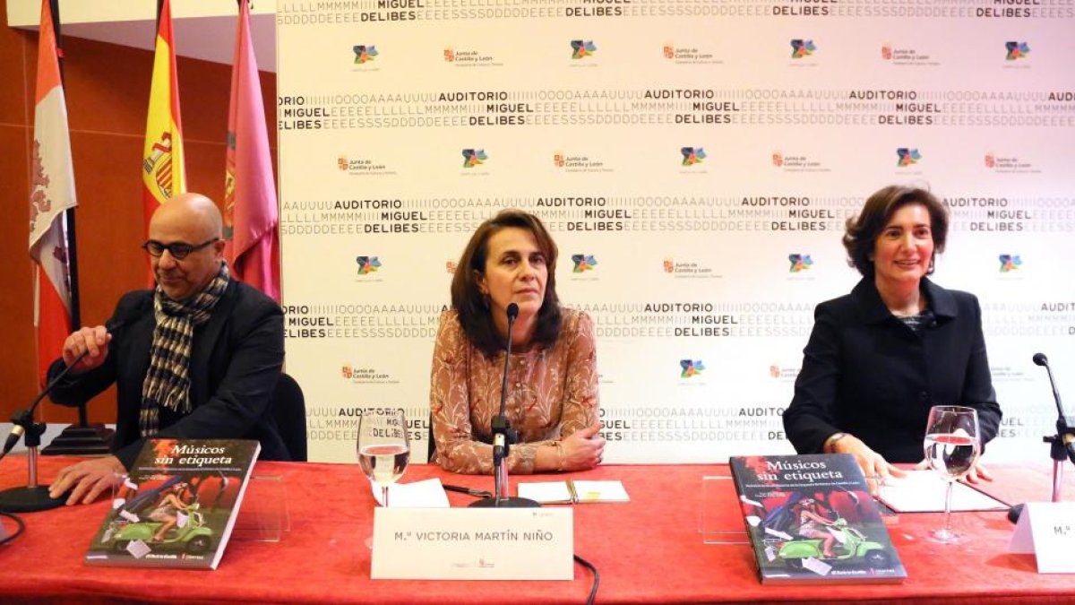 La consejera de Cultura y Turismo, Josefa García Cirac(D), participa en la presentación del libro 'Los músicos sin etiqueta. Retratos de los profesores de la OSCyL', de la periodista Victoria M. Niño(C) y el fotógrafo Nacho Carretero(I)-Ical