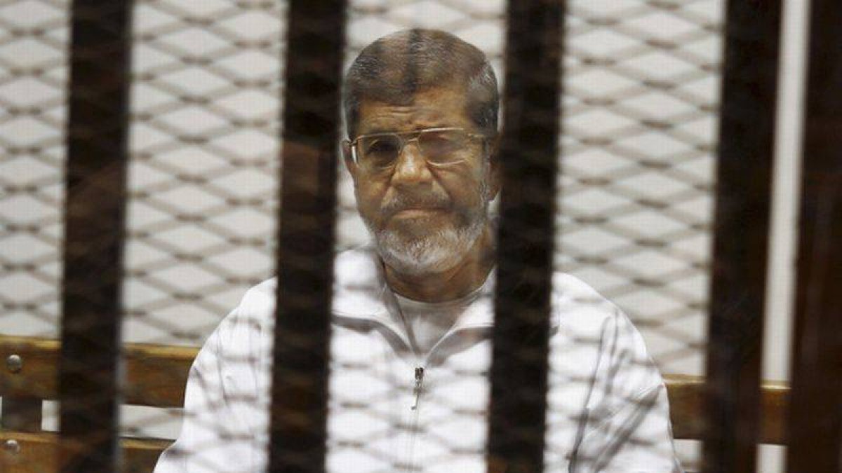 Imagen del expresidente Mohammed Mursi encarcelado tomada el 8 de mayo del 2014.-Foto: AP / TAREK EL GABBAS