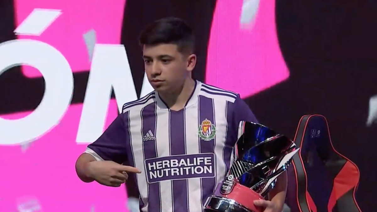 Neat con el trofeo de la Supercopa. / ELIGA