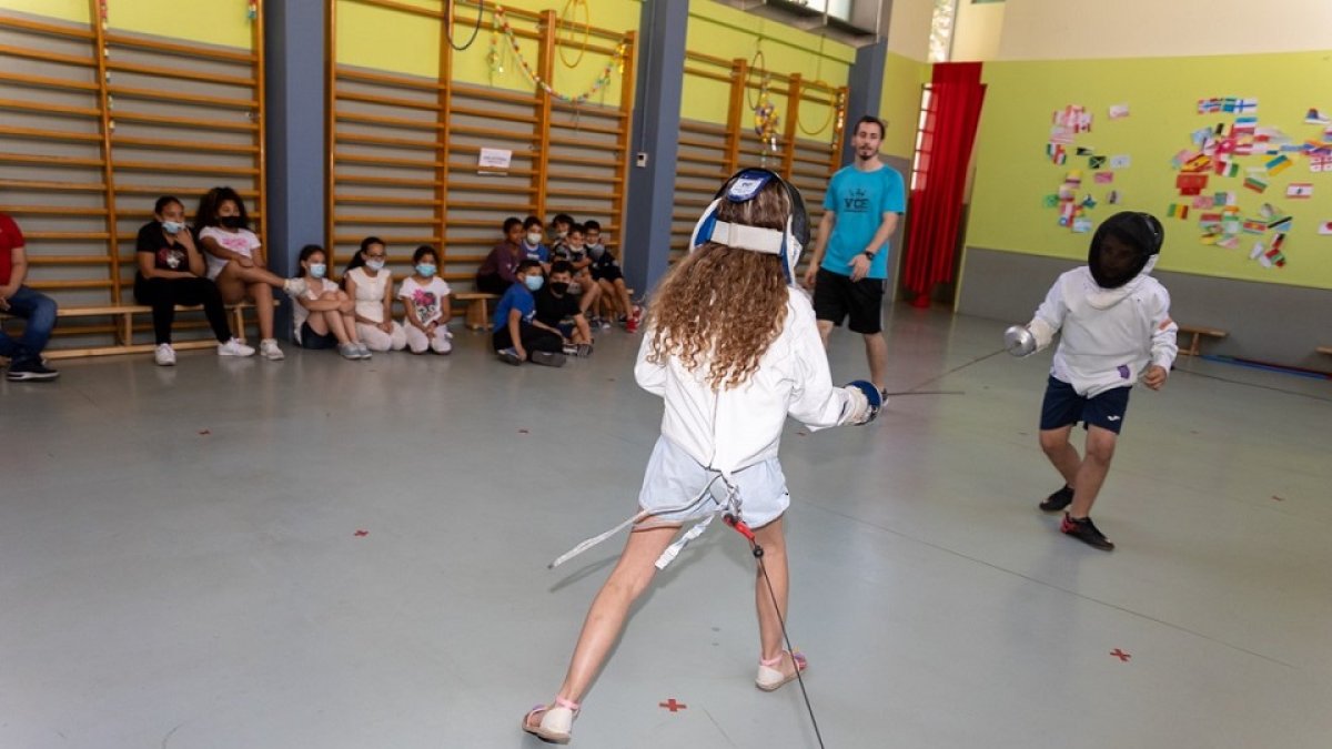 Jorge Barea, ante el combate con dos niños del Fray Luis de León. / A. ALONSO / APDV