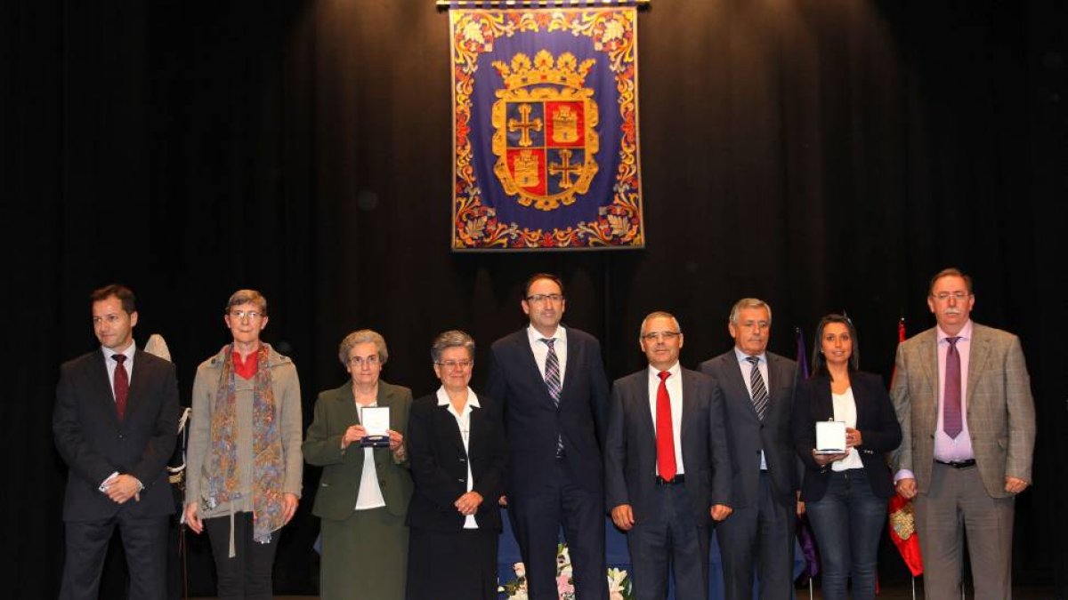 Representantes de las Hermanas Hospitalarias y de la Fábrica de Armas posan junto al alcalde Alfonso Polanco (C) tras recibir las Medallas de Oro de la Ciudad de Palencia.-ICAL