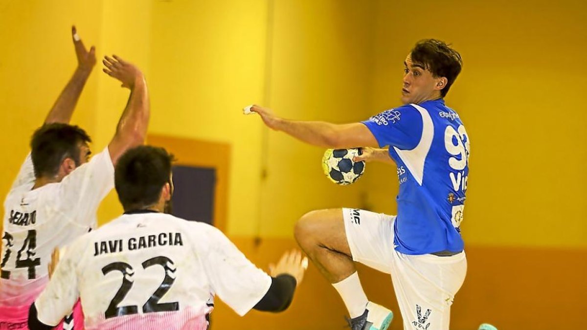 Víctor Rodríguez se elev a para superar la línea defensiva delQuabit en el amistoso de Peñafiel.-MIGUEL ÁNGELSANTOS