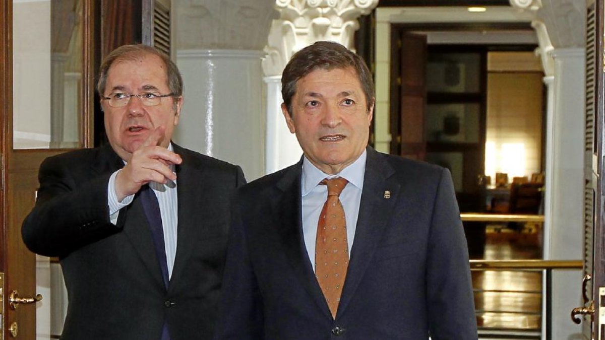 El presidente de la Junta, Juan Vicente Herrera, y el de Asturias, Javier Fernández, ayer, en Valladolid.-J. M. LOSTAU