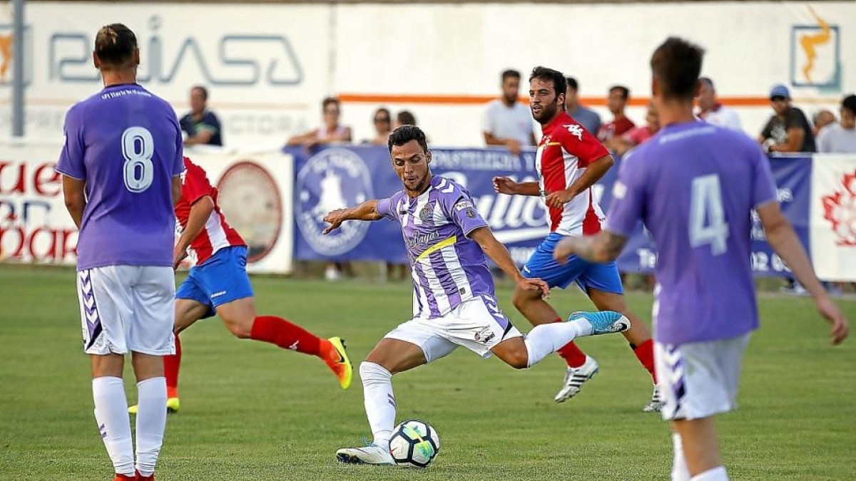 Óscar Plano se dispone a chutar en el partido frente al Atlético Tordesillas.-PABLO REQUEJO