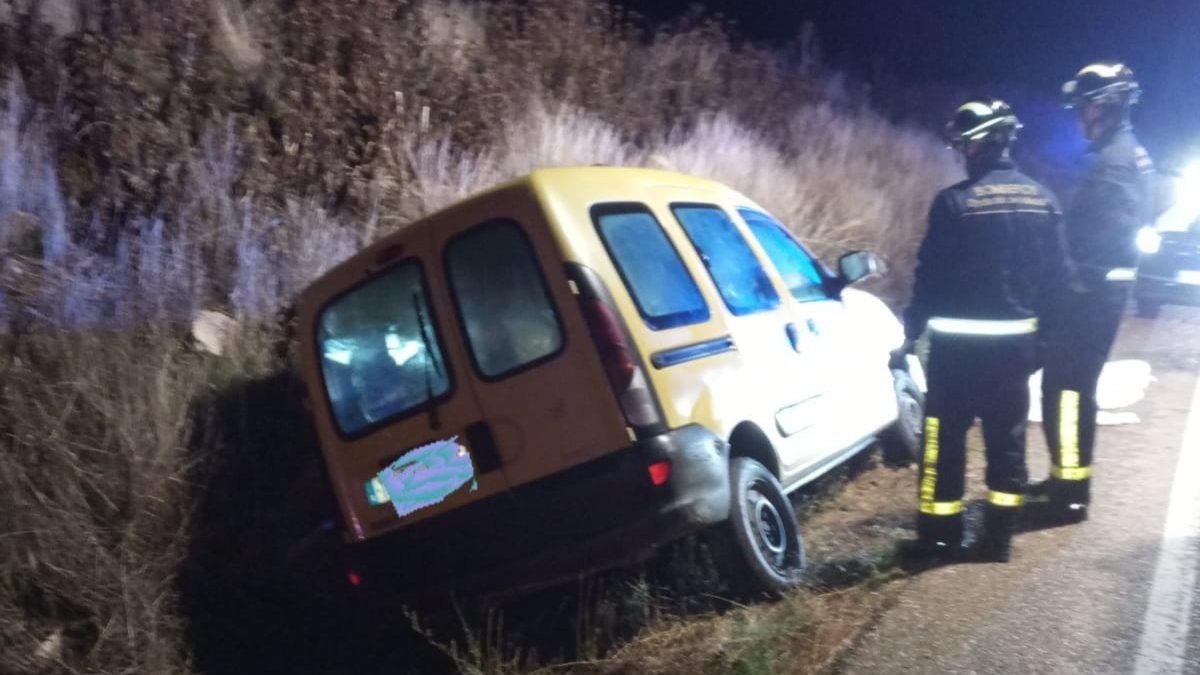 Estado en el que quedaba la furgoneta tras el doble atropello mortal en Velliza. E.  M.