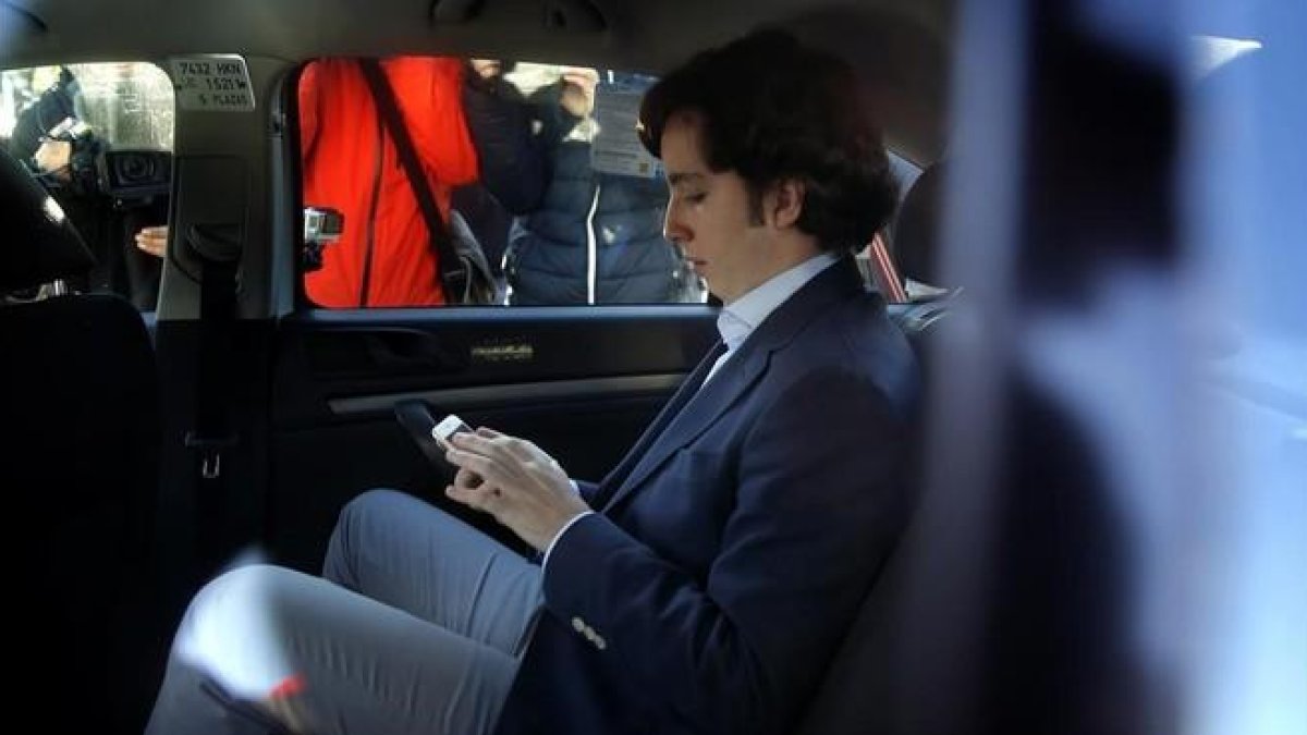 El pequeño Nicolás, en diciembre del 2014, tras salir de los juzgados de plaza de Castilla para declarar como imputado.-JOSÉ LUIS ROCA