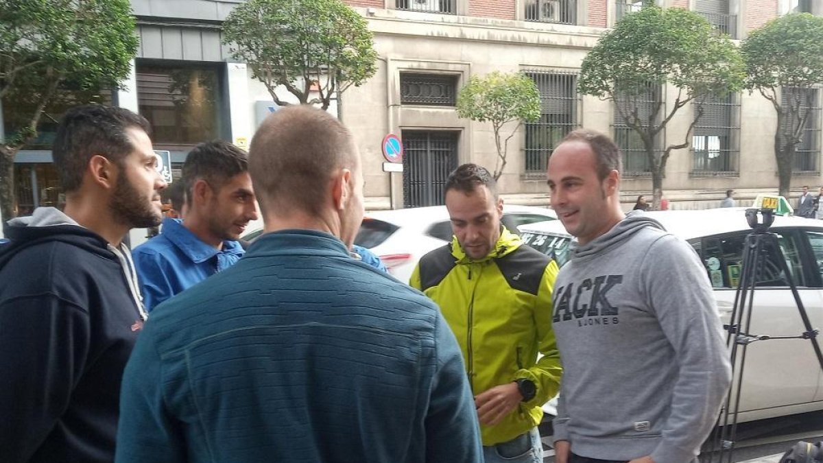 El BRIF, Pablo González (de gris), a la salida del acto de conciliación.-EUROPA PRESS