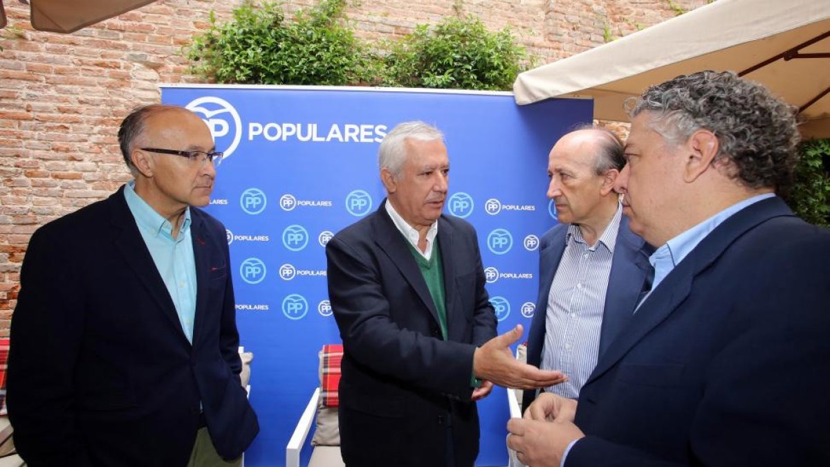 Ramiro Ruiz Medrano, el vicesecretario nacional del PP para asuntos territoriales, Javier Arenas, Miguel Ángel Cortés y Tomás Burgos, antes de mantener un encuentro con alcaldes y portavoces de la provincia de Valladolid-ICAL