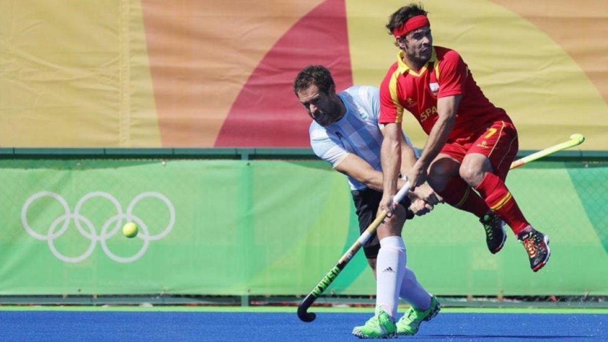 Pau Quemada salta ante el argentino Gilardi en el partido de cuartos de final.-EFE / ARMANDO BABANI