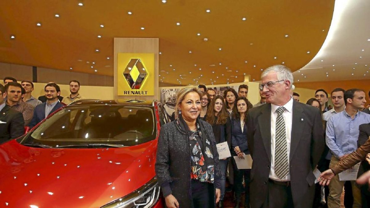 Rosa Valdeón y el director de Renault España, José Antonio López, posan con los 38 ingenieros del nuevo programa.-ICAL