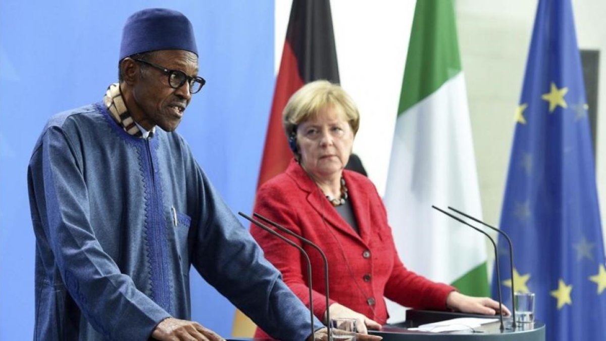 Buhari (izquierda) y la cancillera Merkel, en Berlín, este miércoles.-EFE / RAINER JENSEN