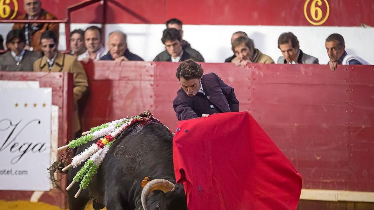 La plaza de toros de La Flecha, en Arroyo de la Encomineda, fue testigo de los majestuosos pases del matador Juan Serrano Pineda, por todos conocido como Finito de Córdoba. Una oreja se llevó el diestro tras su actuación ante 3.000 espectadores en el II-MIGUEL ÁNGEL SANTOS