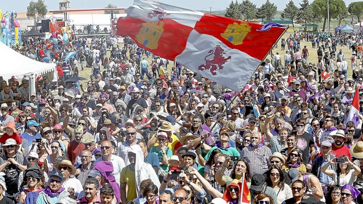 Asistentes a Villalar por el Día de la Comunidad disfrutan de uno de los conciertos programados en la campa.-J.M. LOSTAU