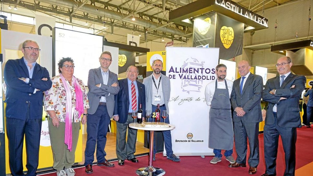 Carnero, segundo por la derecha, con varios asistentes a la presentación de Alimentos de Valladolid.-EL MUNDO