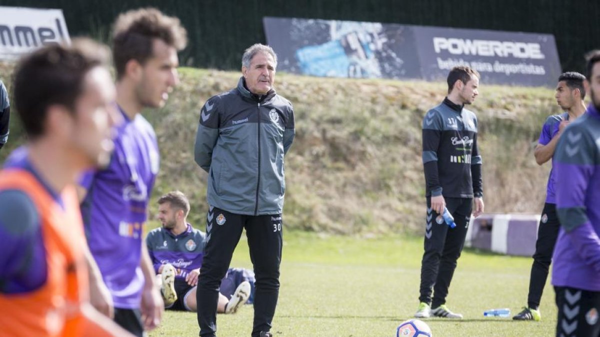 Herrera, en el centro, pensativo durante un entrenamiento de la semana pasada.-MIGUEL ÁNGEL SANTOS