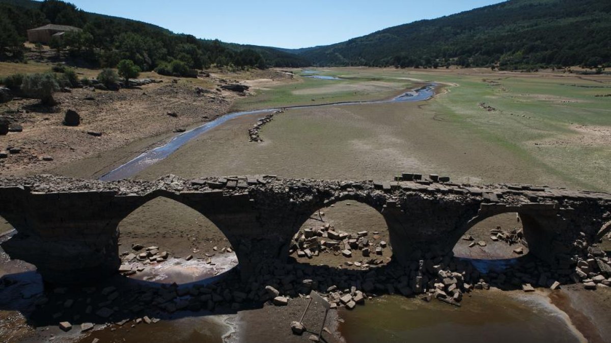 El puente romano de Vinuesa visible por el bajo nivel del Embalse de la Cuerda del Pozo en Soria.-ICAL