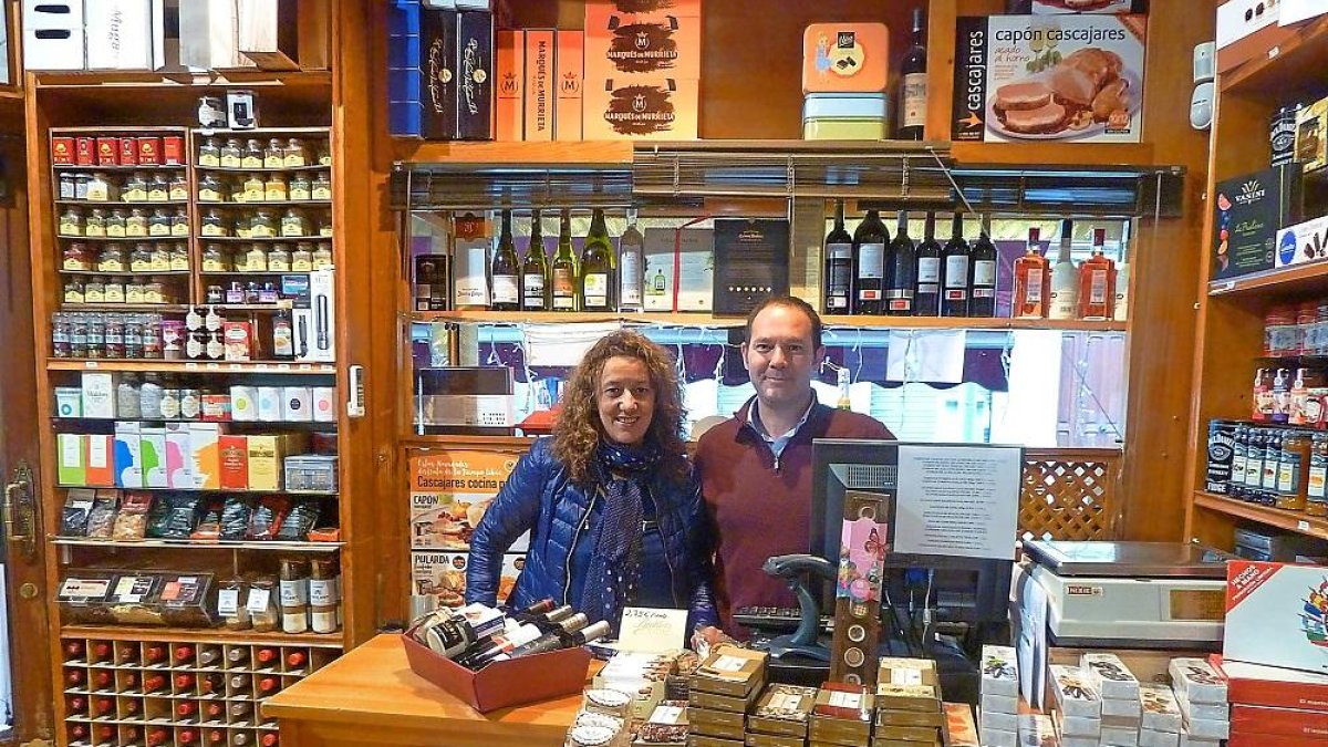 Elena Martín y Javier Herrero posan tras el mostrador de la tienda Supreme Delicatessen, abierto en 1998 en Segovia.-T. S.