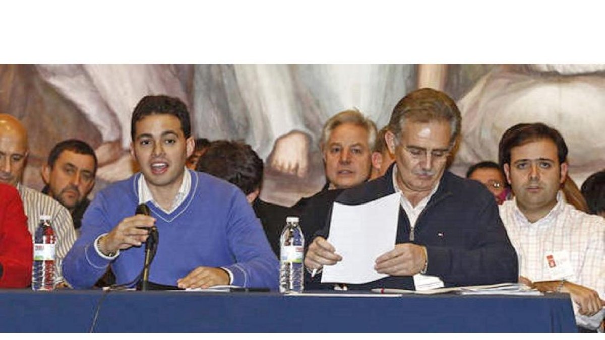 Diego Moreno, en una imagen de archivo, durante la presidencia de un comité provincial del Partido Socialista de León-EL MUNDO