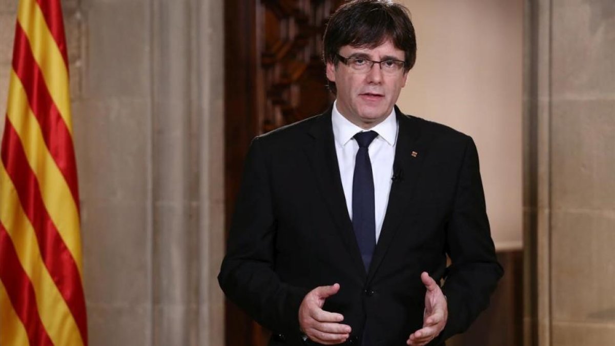 Puigdemont, durante su declaración institucional desde el Palau de la Generalitat.-JORDI BEDMAR