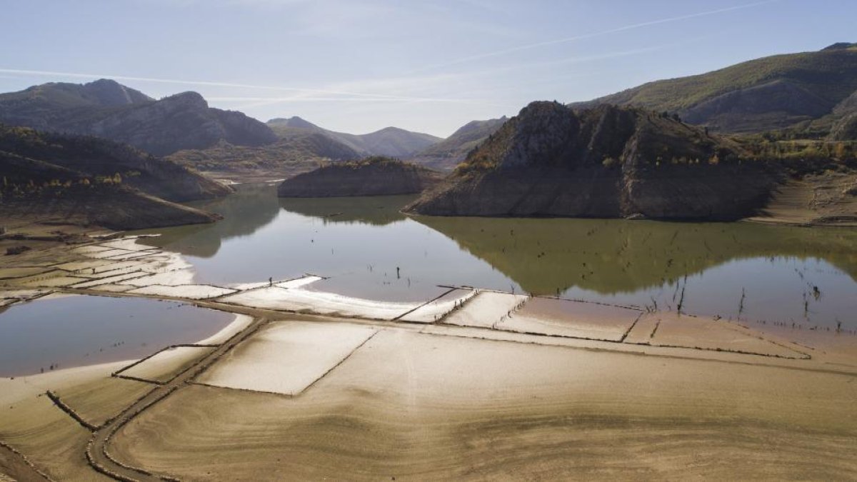 Imagen del nivel de las aguas a causa de la sequía en el embalse de Barrios de Luna (León).-ical