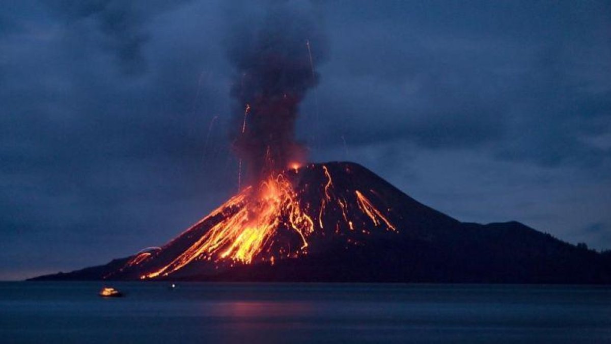 El Anak Krakatoa, hijo del volcán Krakatoa, lanzando intensas nubes de gases, rocas y lava el pasado 8 de noviembre del 2007.-ED WRAY (AP)