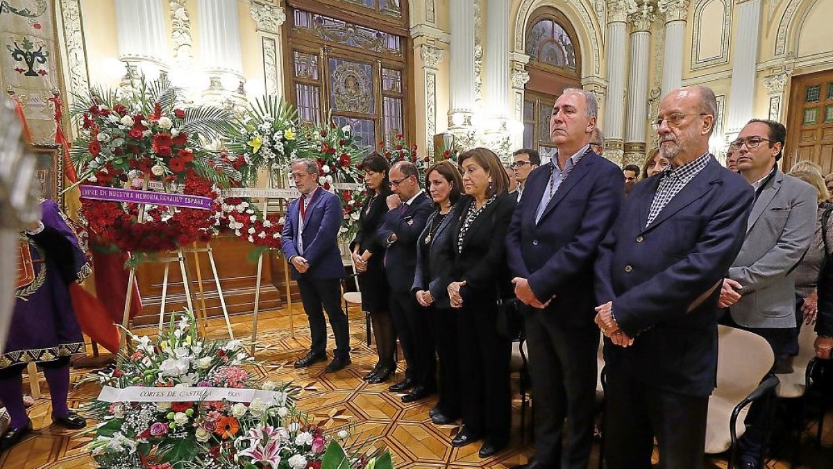El equipo de gobierno y el exalcalde León de la Riva, ante el féretro.-BALCAZA
