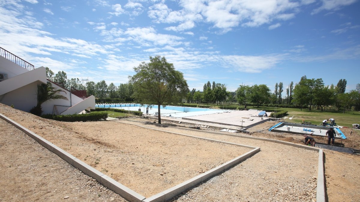 Obras de impermeabilización de la piscina grande de Fuente de la Mora y construcción de un vaso pequeño para los niños.- UVA