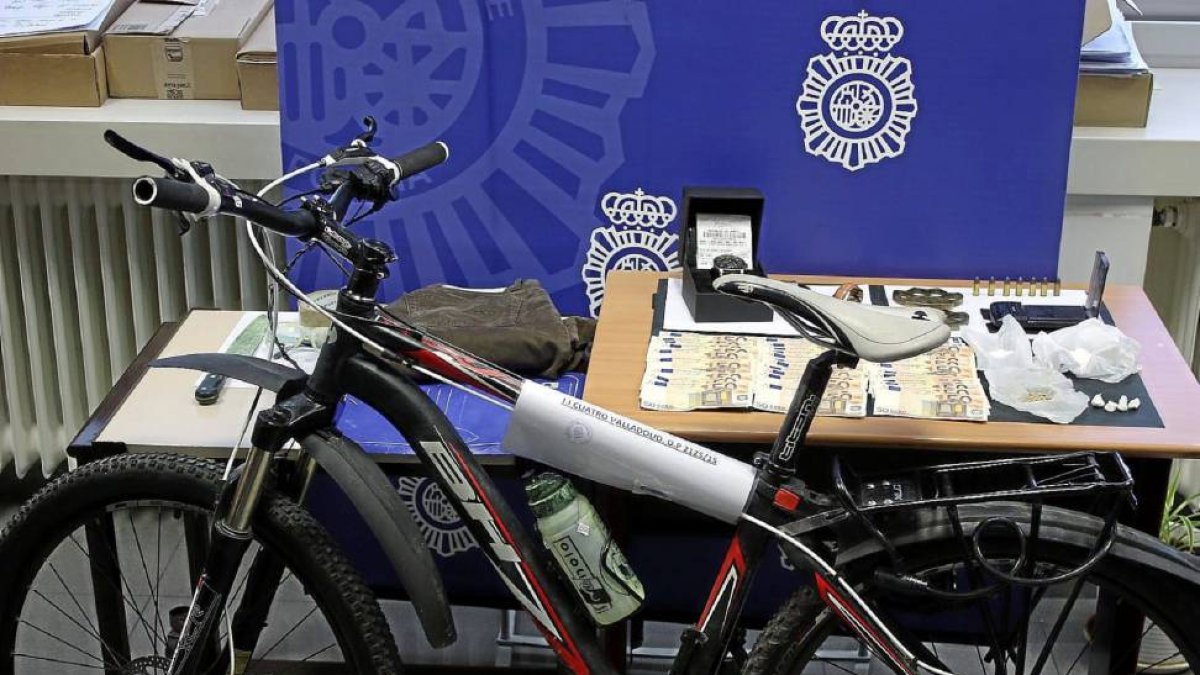 Bicicleta, cuchillo, dinero, cartuchos y droga intervenida al presunto autor del atraco a la sucursal.-D. V.