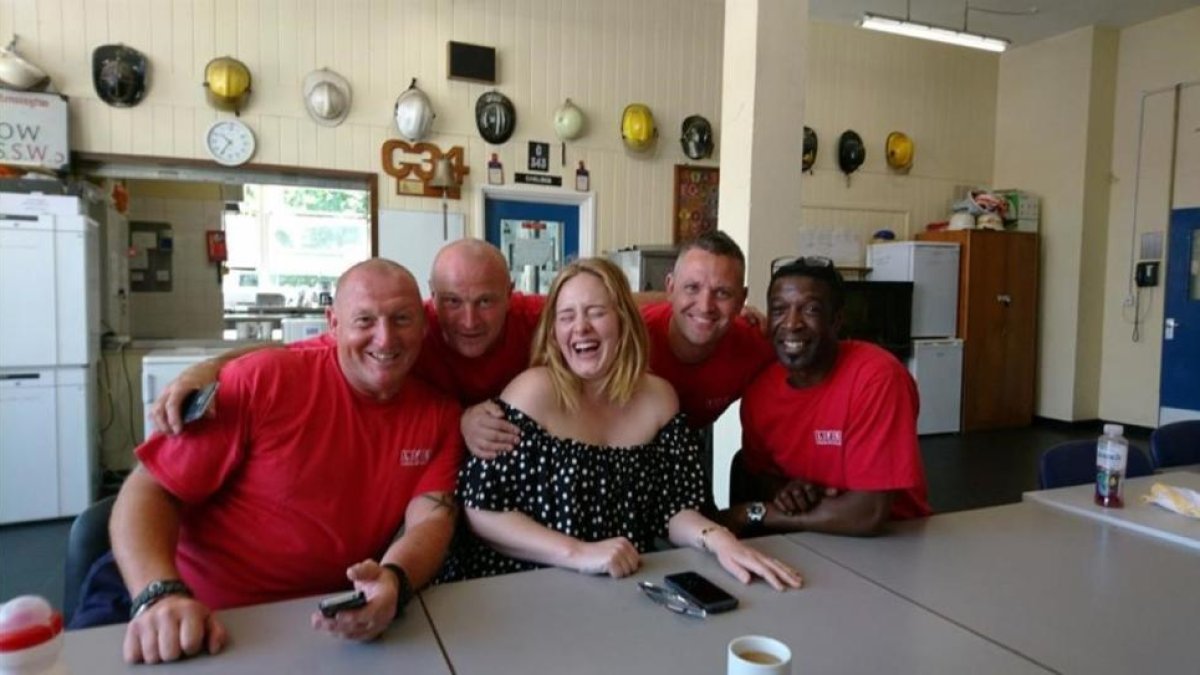 Adele posa con los bomberos.-REUTERS