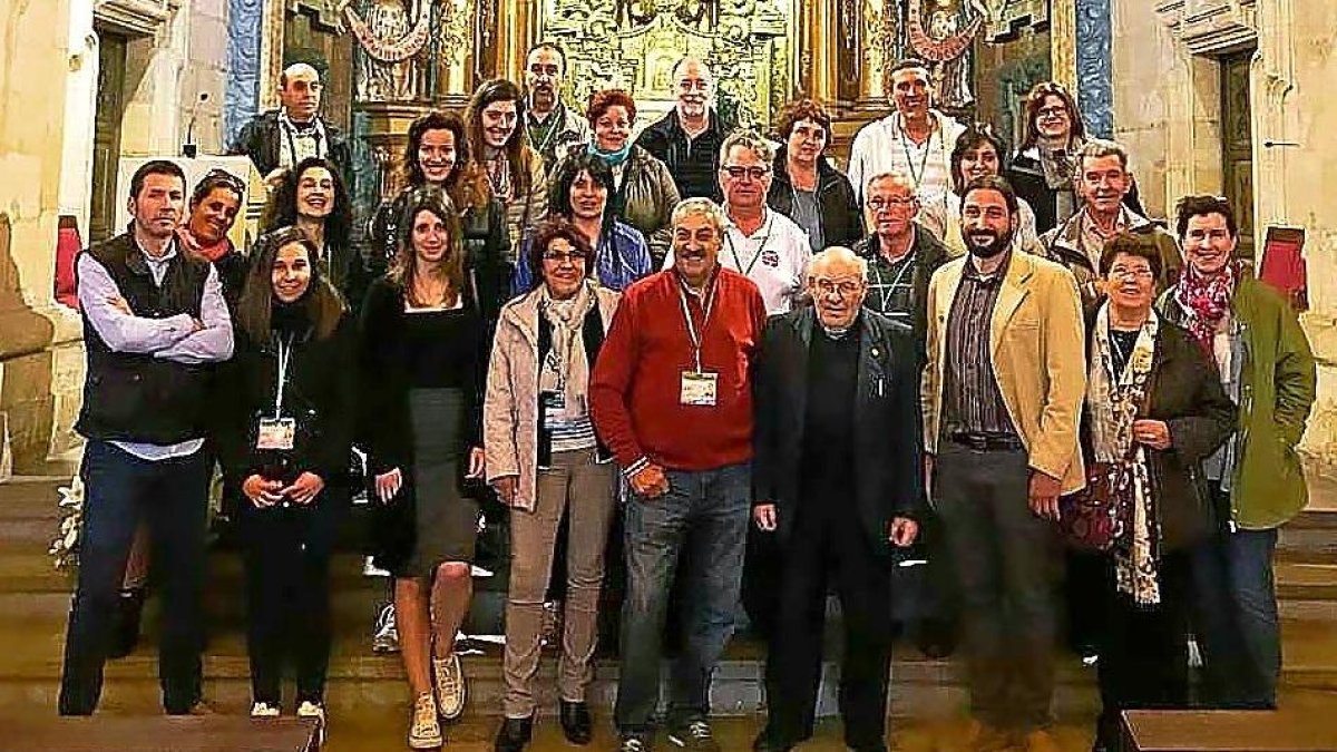 Asistentes a Periodipesca en su visita al Santuario de Los Milagros.-EM