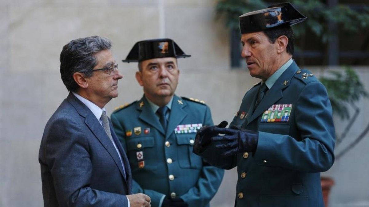 El delegado del Gobierno, Enric Millo, habla con el coronel José Aledo Andreu y el general Ángel Gozalo Martín, en la comandancia de la Guardia Civil, este miércoles.-ALEJANDRO GARCIA