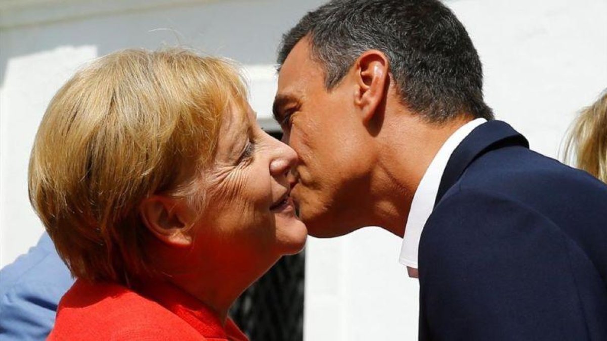 Pedro Sánchez saluda a Angela Merkel a su llegada a la residencia presidencial de Doñana.-MARCELO DEL POZO / REUTERS