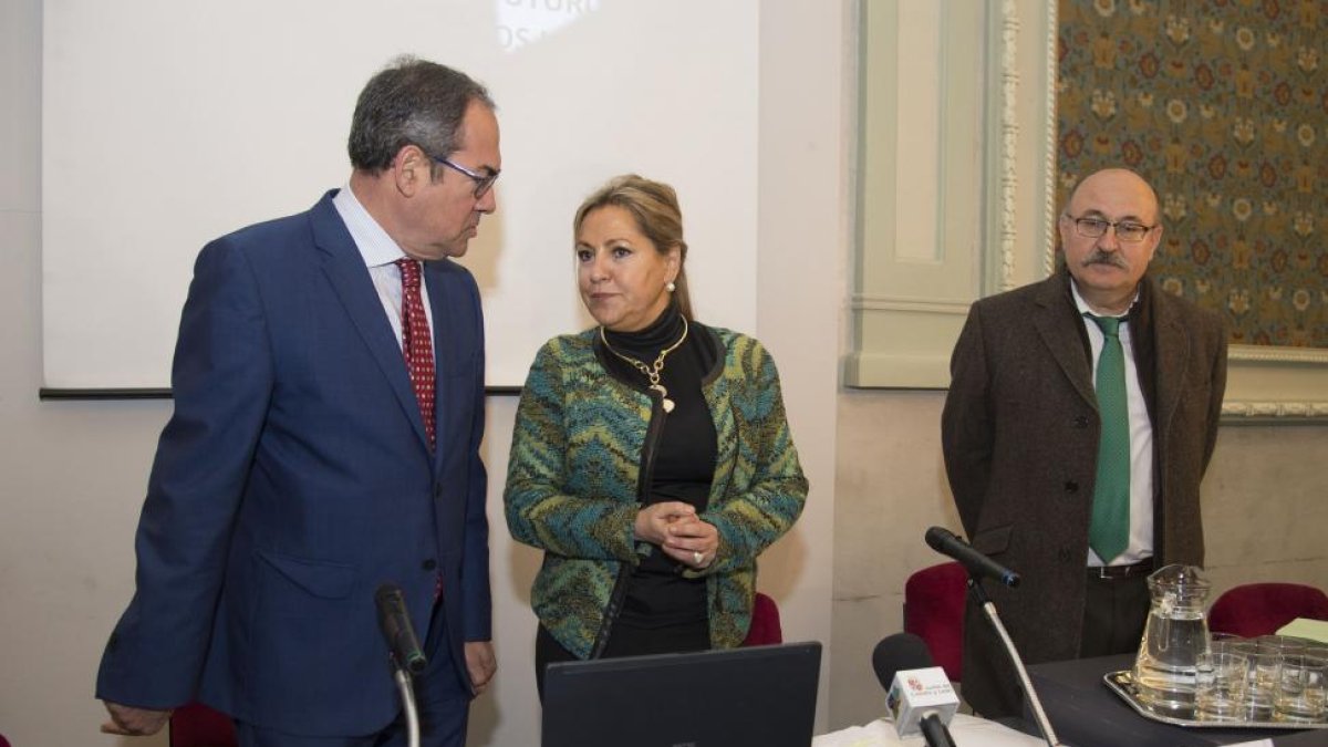 La vicepresidenta y consejera de Empleo, Rosa Valdeón, el delegado de la Junta de Castilla y León, Baudilio Fernández, y el jefe de la oficina territorial de Trabajo de Burgos, Andrés Padilla.-ICAL