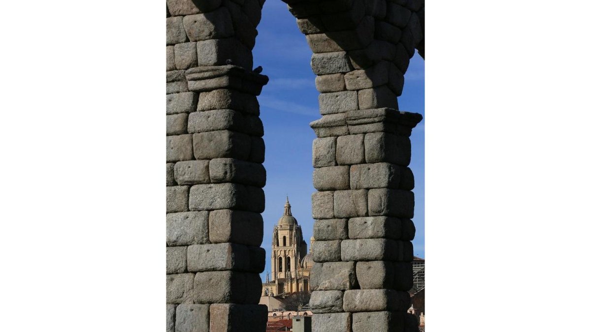 Acueducto y catedral de Segovia.-ICAL
