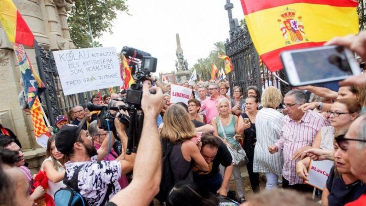Un cámara de televisión es increpado durante la manifestación de España Ciudadana.-MARTA PEREZ