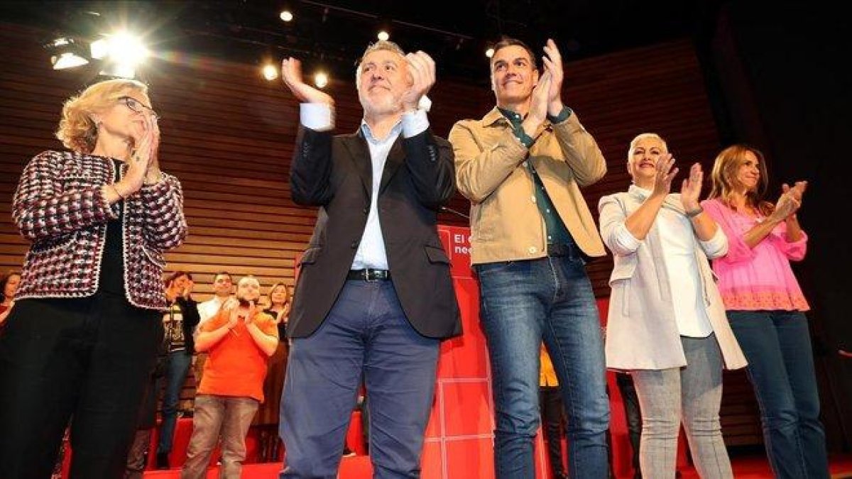 Pedro Sánchez y el líder de los socialistas canarios, Ángel Víctor Torres, durante la campaña.-EFE