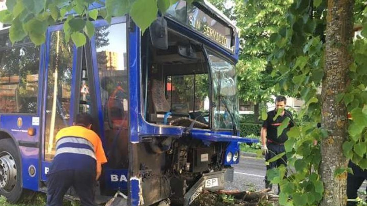 El autobus accidentado-Twitter Policía de Valladolid