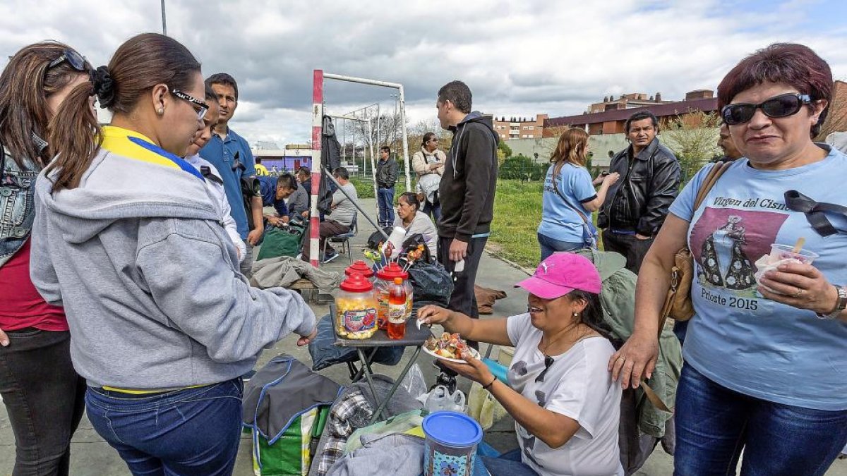 Una voluntaria reparte una ración de comida para recaudar fondos que ayuden al pueblo ecuatoriano.-M.A. SANTOS