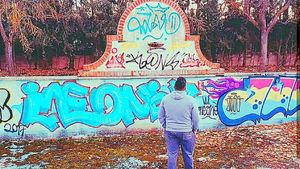 Grafitis en la tapia de uno de los parques del casco histórico de Peñafiel.-EL MUNDO