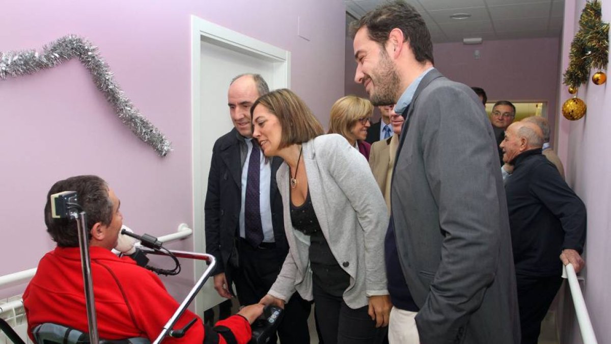 La consejera de Familia e Igualdad de Oportunidades, Milagros Marcos, visita la residencia 'Ciudad de Dueñas' acompañada del presidente de la Diputación de Palencia, José María Hernández-Ical