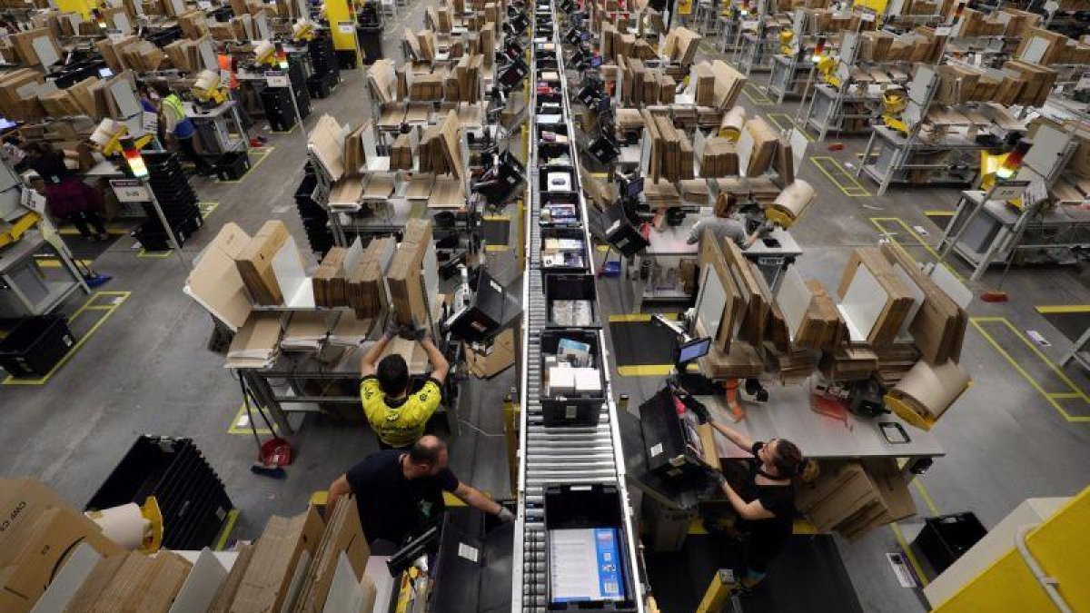 Imagen de archivo de trabajadores del centro de Amazon en El Prat de Llobregat.-ALBERT GEA