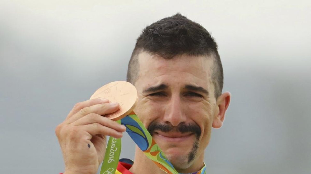 Carlos Coloma llora en el podio con la medalla de bronce-PAUL HANNA / REUTERS